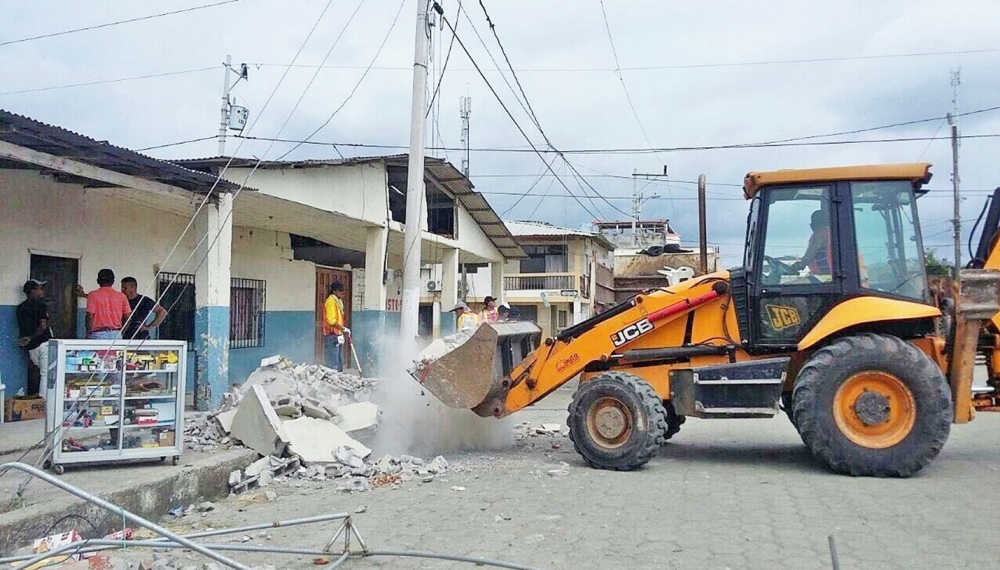 JCB Donates 3CX Backhoe Loader To Help Quake-Hit Ecuador